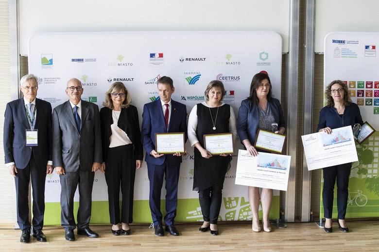 ECO-MIASTO 2018 - nagrodzeni i wyróżnieni w kategorii efektywność energetyczna budynków odbierają nagrody na ppodsumowaniu konkursu w Warszawie, wśród