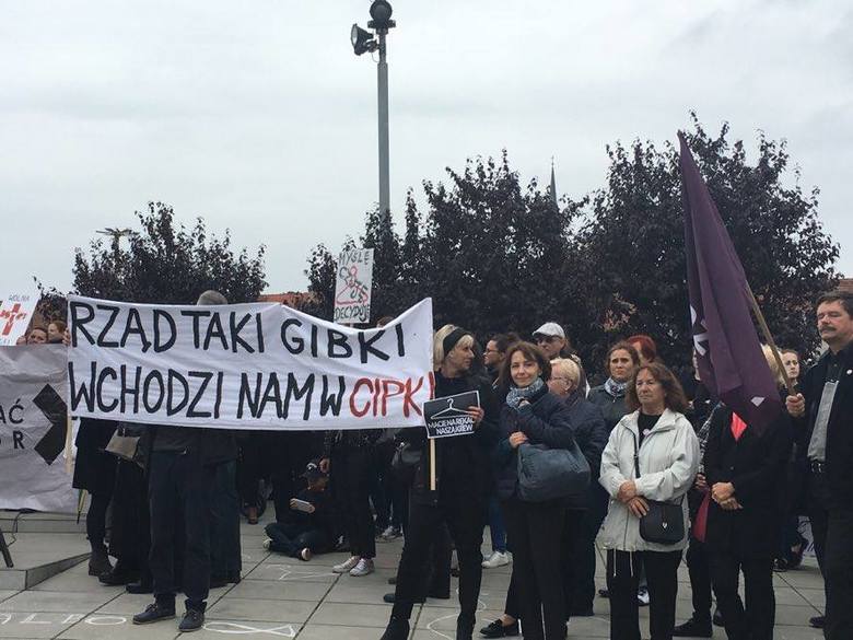 Strajk Kobiet w Szczecinie. Kilka tysięcy osób na pl. Solidarności