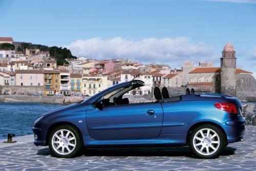 Fot. Peugeot: W 2000 r. weszła na rynek wersja cabrio-coupe z chowanym w bagażniku stalowym dachem.