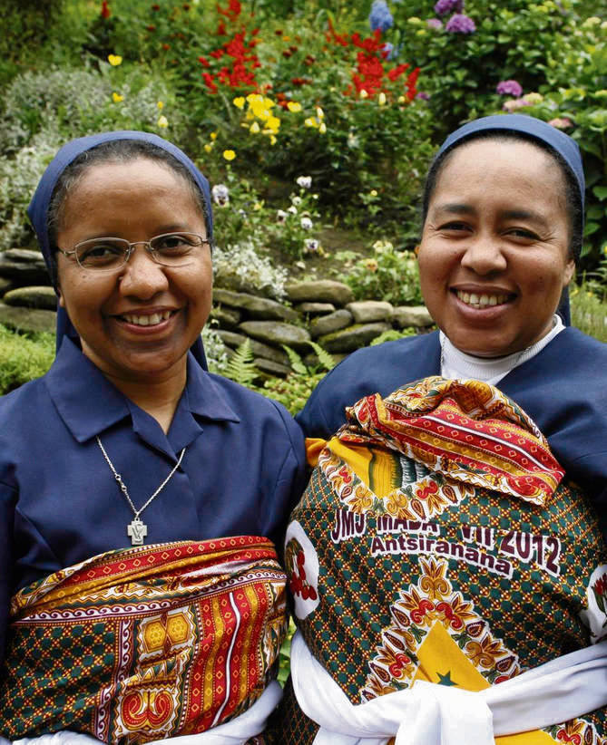 Siostry zakonne Feminasoa Fonilo (z lewej) i Clementine przyleciały do Jaworznej razem z grupą młodzieży w Madagaskaru