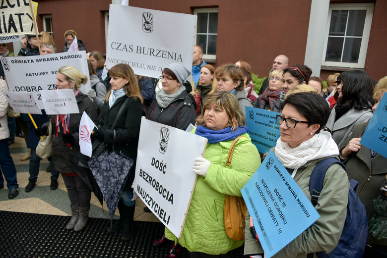 W poniedziałek w 17 miastach Polski odbyły się protesty Związku Nauczycielstwa Polskiego przeciwko wprowadzenia nowej reformy w edukacji.<br /> <br /> W Białymstoku pikietujący zebrali się przed urzędem wojewódzkim.<br /> <br /> W proteście wzięli udział nauczyciele, rodzice, samorządowcy i...
