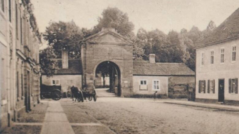 Brama Zasiecka z oryginalnymi przybudówkami. Przed 1930 roku zastąpiono je dużymi przejazdami.