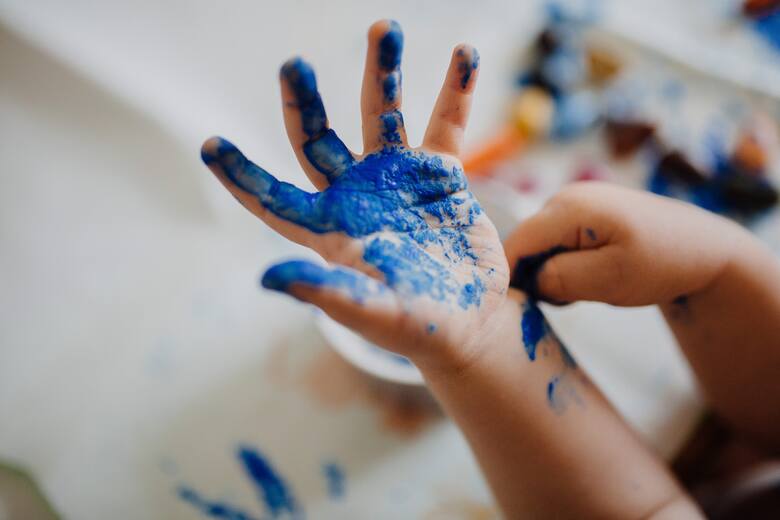 Farby? Pozwól dziecku malować również palcami.