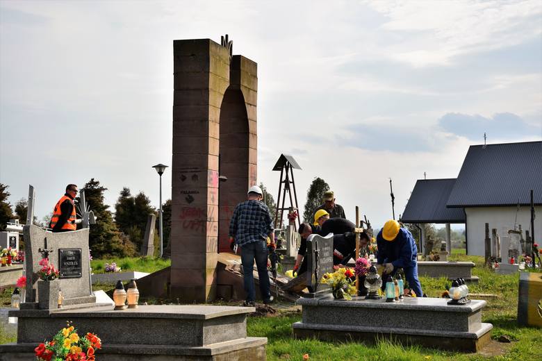 Rozebrali nielegalny pomnik UPA w Hruszowicach