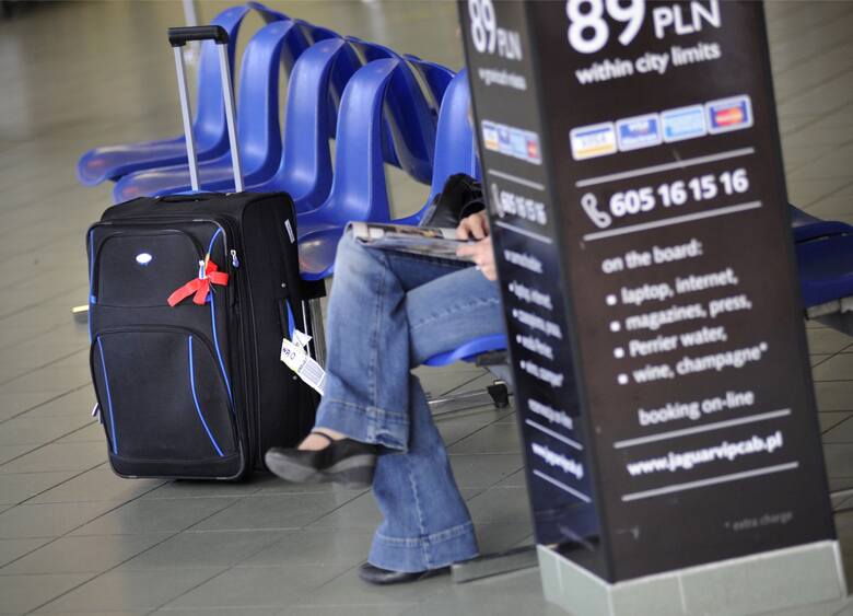 Wszelkie kosztowności i przedmioty delikatne powinny być przewożone w samolocie w bagażu podręcznym, tak by nie uległy uszkodzeniu w luku.