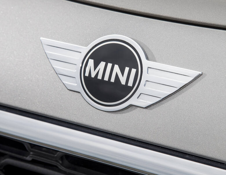 MiniDziś chyba mało kto, poza entuzjastami motoryzacji, zdaje sobie sprawę, że Mini przez lata nie było marką, tylko nazwą modelu używaną przez koncern