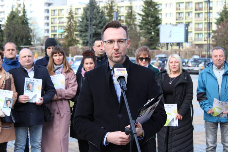 Wybory samorządowe 2024. Burmistrz Chrzanowa zaprezentował kandydatów na radnych.