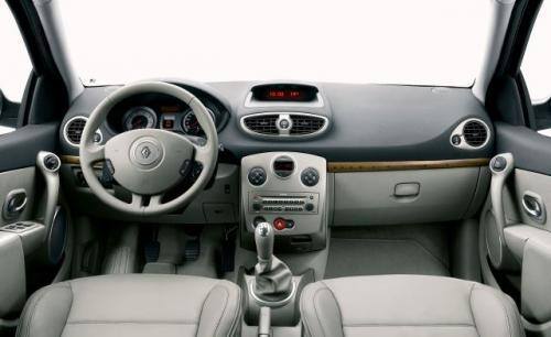 Fot. Renault: Tablica przyrządów Clio jest tradycyjna, ale czytelna.