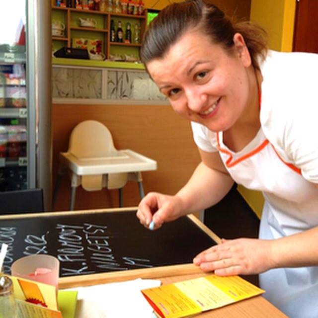 Anna Kałkus od trzech lat prowadzi swój lokal gastronomiczny „U Ani”.  - Tutaj wiek nie gra roli. Nieważne ile ma się lat. Swoją ciężką pracą, każdy