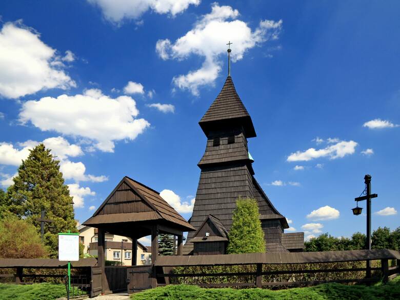 Kościół Trójcy Przenajświętszej – zbudowany w Leszczynach, w 1981 roku został przeniesiony do Palowic