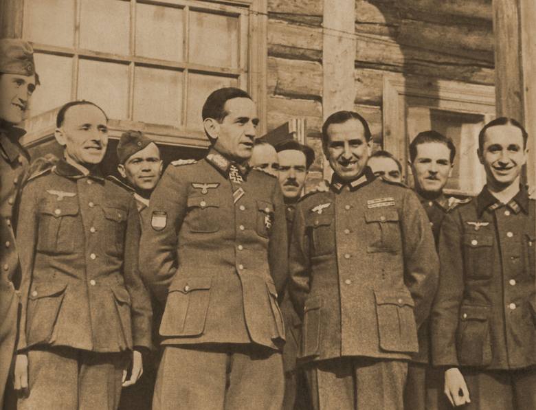 Generał Agustín Muñoz Grandes (po lewej w środku) z oficerami
