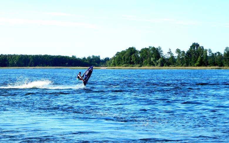 Jezioro Marwicko często odwiedzają amatorzy sportów wodnych. Można tu też poleżeć na plaży.