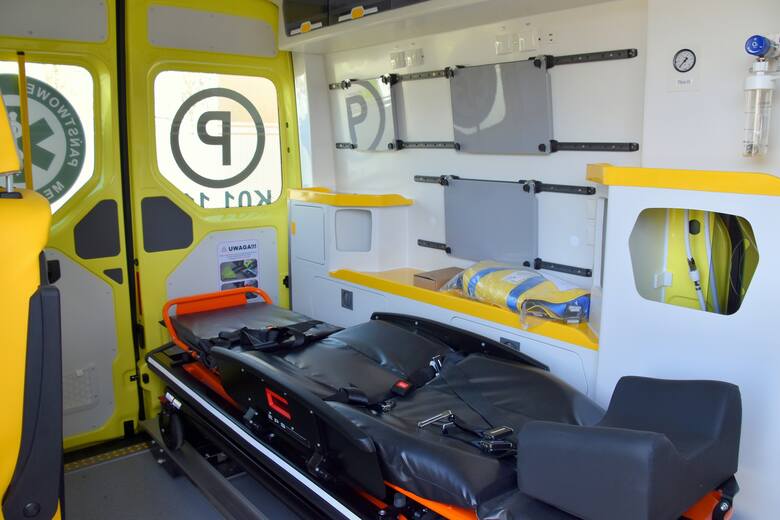 Ambulans jest wyposażony w nowoczesny sprzęt