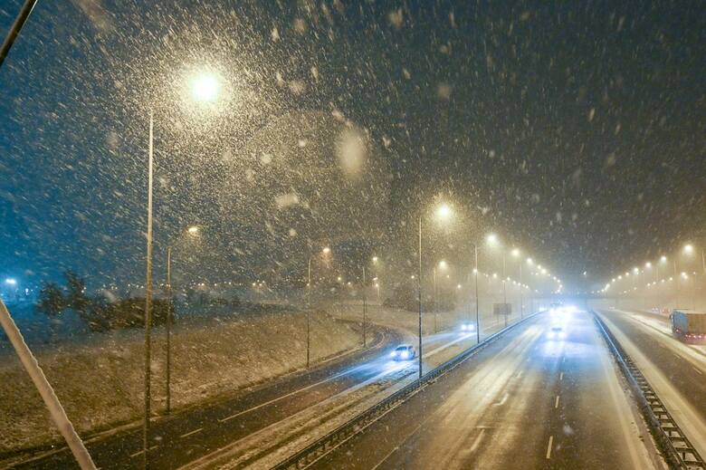 W niektórych rejonach Polski w piątek będzie padać śnieg, a temperatura spadnie poniżej zera.