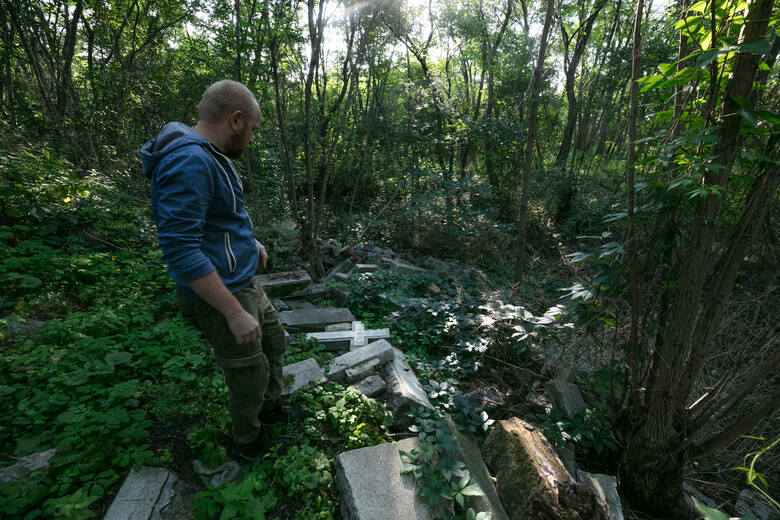 Z Alanem Weissem, współtwórcą inicjatywy "Spod ziemi patrzy Breslau", spotkaliśmy się w dzikim mauzoleum. Tu może być 100 płyt nagrobnych,