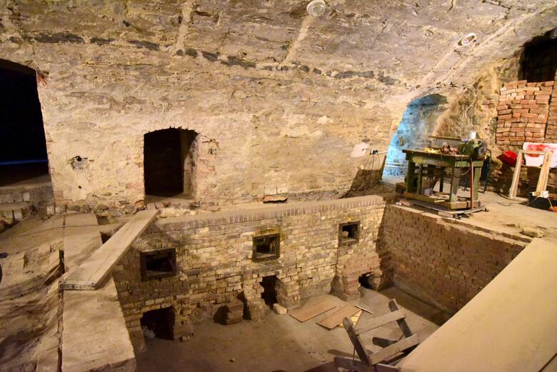 Co za historia! W żarskim muzeum odkopano zasypane tajemnicze przejście prowadzące do podziemia kościoła. To czego służył tunel?