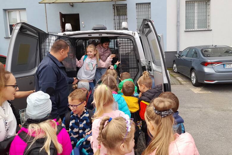 Dzieci ze Szkoły Podstawowej w Brzezince zwiedziły Komendę Powiatową Policji w Oświęcimiu, zapoznając się ze specyfiką pracy funkcjonariuszy