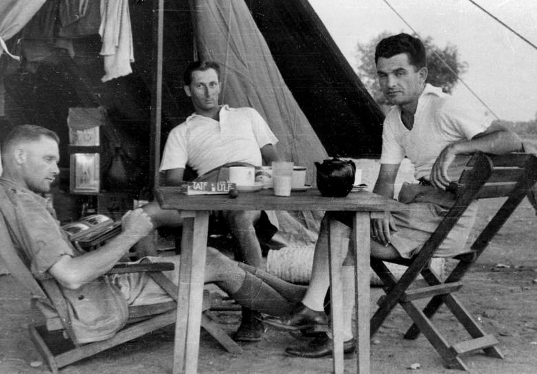 Polscy oficerowie w służbie brytyjskiej. Od lewej: kpt. Wyganowski, por. Menczyk, por. Kowalik (Nigeria, 1942 r.)