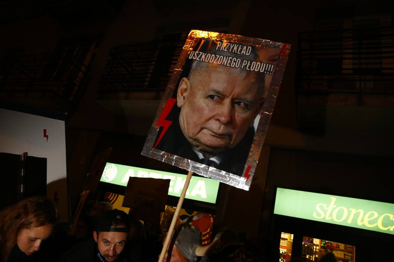Strajk kobiet: Relacja i zdjęcia. Wielki protest w Warszawie, tysiące ludzi przed domem Kaczyńskiego, ataki na demonstrantów