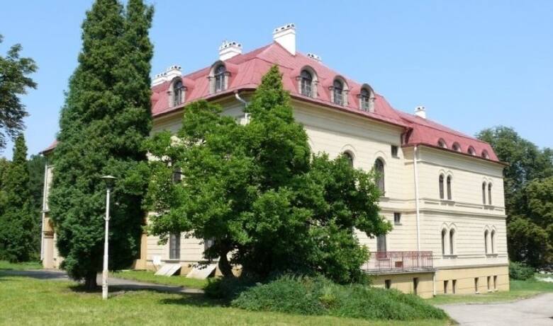 Pałac w Grojcu (gm. Oświęcim) Kiedyś posiadłość Radziwiłłów. Obecny wygląd to wynik przebudowy z końca  XVIII w. przez właściciela dóbr hr. Ignacego