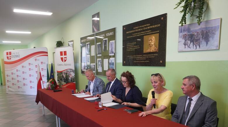 Podpisanie umowy na modernizację i poprawę efektywności energetycznej w budynku Publicznej Szkoły Podstawowej w Jaworze Soleckim.