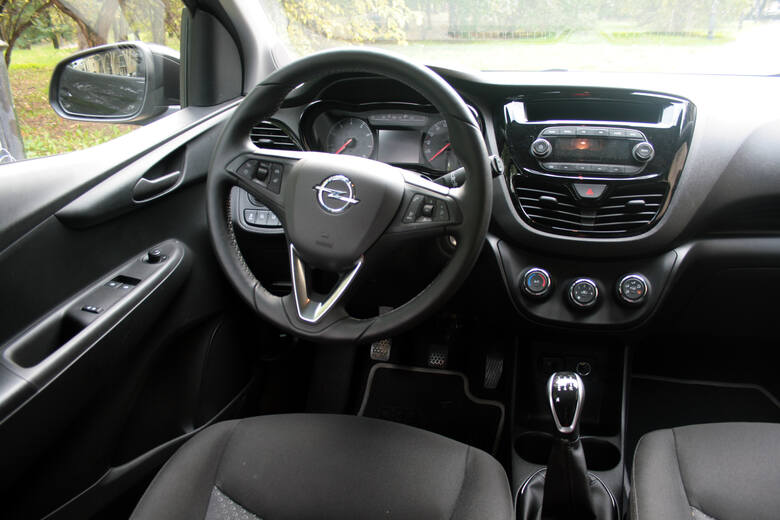 Opel Karl Bryła małego Opla jest bardzo podobna do Celerio. W rzucie bocznym również ma klinowaty kształt, podkreślony wzdłużnymi przetłoczeniami, co