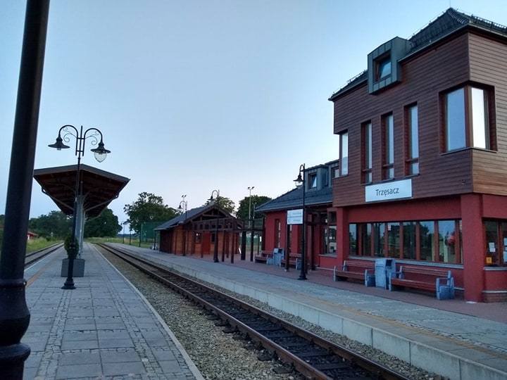 Stacja kolejowa w Trzęaczu
