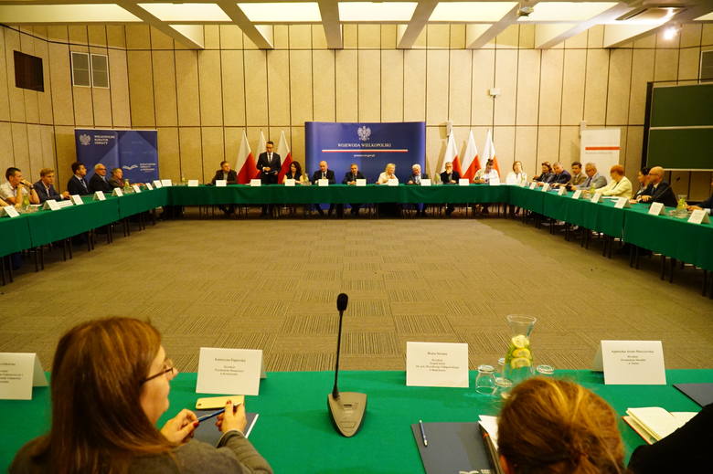 Regionalne okrągłe stoły edukacyjne organizowane są w całej Polsce na wzór spotkania, które miało miejsce w Warszawie po zawieszeniu strajku nauczycieli. Inicjatorem oświatowych debat przy okrągłym stole jest premier Mateusz Morawiecki. 