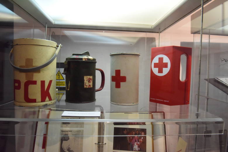 Eksponaty z wystawy zorganizowanej w Muzeum Ziemi Lubuskiej z okazji 100-lecia Polskiego Czerwonego Krzyża 