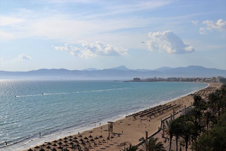 Wakacje last minute na plażach kontynentalnej Hiszpanii potaniały średnio o 336 zł w ciągu tygodnia.