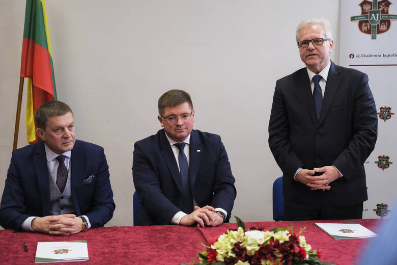 W siedzibie Akademii Jagiellońskiej w Toruniu podpisano porozumienie o tworzeniu punktu rekrutacyjno-konsultacyjnego w Solecznikach na Litwie. Utworzenie placówki ma pomóc Polakom mieszkającym na Litwie w rozbudowie kadr niezbędnych do kształcenia dzieci i młodzieży. 