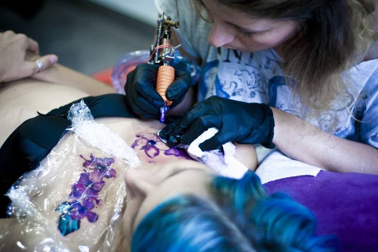 Kobiety chętnie zdobią swe ciała tatuażami [FILM]