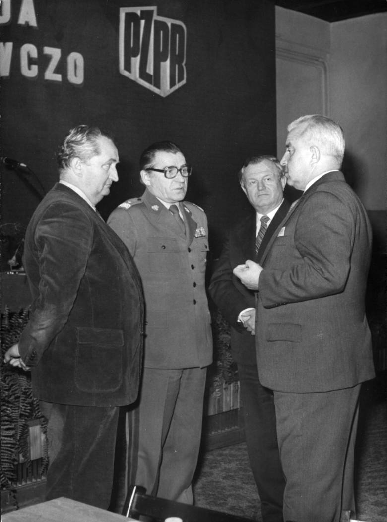 Pierwszy sekretarz KW PZPR w Gdańsku Stanisław Bejger (pierwszy od lewej) w rozmowie z gen. Mieczysławem Cyganem (drugi od lewej) i gen. MO Jerzym Andrzejewskim