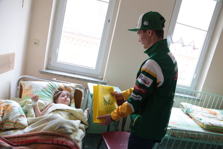 Falubazowi Mikołaje odwiedzili małych pacjentów w zielonogórskim szpitalu. 