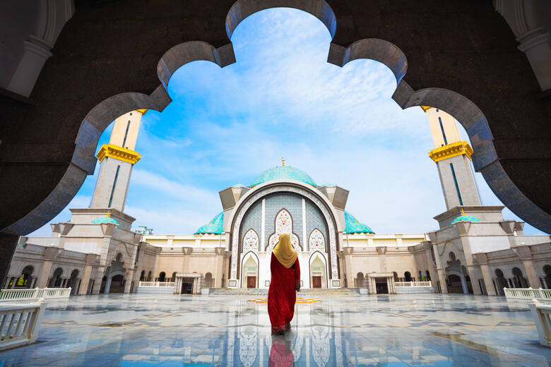 Muzułmanka na dziedzińcu meczetu