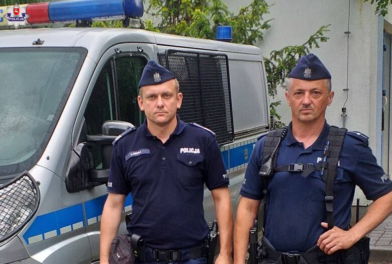 Funkcjonariusze Oddziału Prewencji Policji w Lublinie, którzy podjęli się eskorty 17-latki razem z opiekunką w drodze do szpitala<br /> 