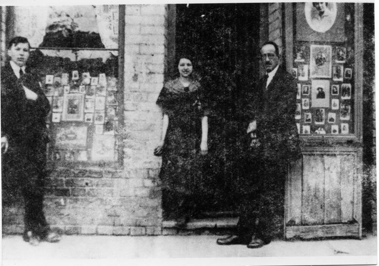 Józef Szymborski z żoną Elżbietą i synem Romanem przed zakładem fotograficznym przy ul. Lipowej 27