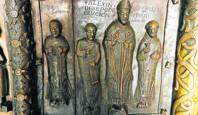 Fragment kopii Drzwi Płockich z wizerunkiem biskupa Aleksandra - fundatora drzwi, a także samej katedry.