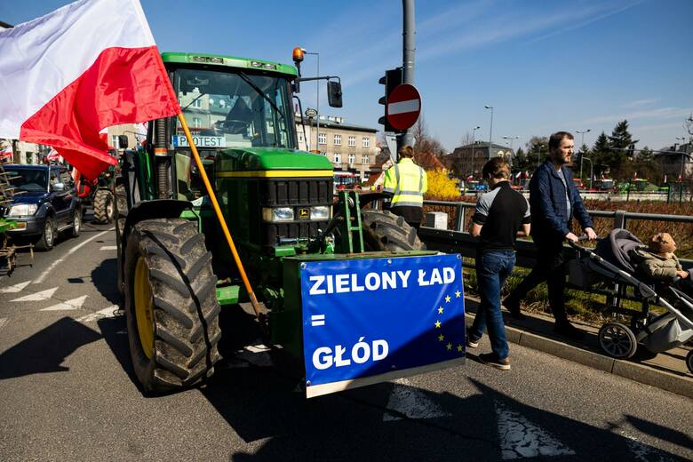 Rolnicy postawili na partię Kaczyńskiego. PiS nokautuje rywali na wsi. KO dopiero trzecia