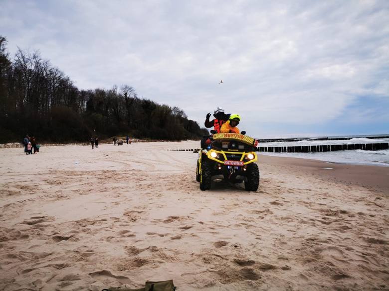 Kitesurferzy wpadli do morza w Sianożętach. Na pomoc ...