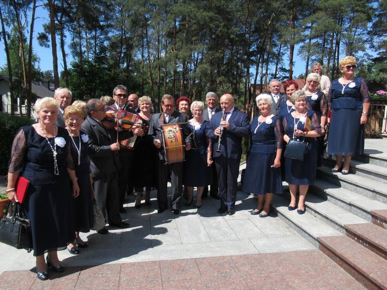 Zespół Klubu Seniora Ustronie koncertował w niedzielę, 20 maja, w kościele Przemienienia Pańskiego w Międzyborowie. W repertuarze koncertu znalazły się pieśni maryjne oraz piosenki o matce w związku ze zbliżającym się Dniem Matki. Na zakończenie matki otrzymały od zespołu bukieciki kwiatów.