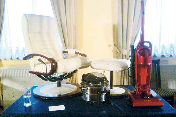 Produkty reklamowane podczas prezentacji: fotel masujący (cena 13.600 zł), podnóżek masujący (1440 zł), turbogrill (1990 zł), odkurzacz (1890 zł).