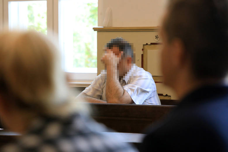 Oskarżony Mariusz G. całą wczorajszą rozprawę siedział ze spuszczoną głową. Grozi mu do 8 lat więzienia