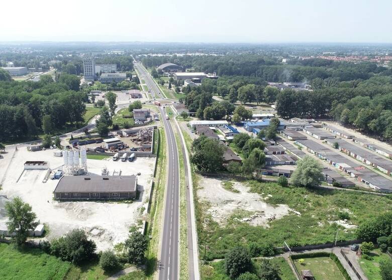 Droga przebiega od skrzyżowania ulic Chemików, Olszewskiego i Fabrycznej w Oświęcimiu i kończy na skrzyżowaniu w Bobrku
