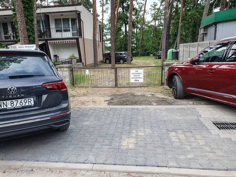 Parkowanie w bramach wjazdowych - nowa rzeczywistość na Dominickiej?