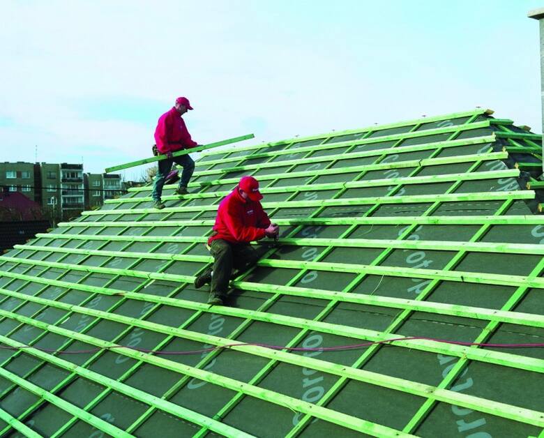 Warstwę membrany dachowej pokrywa się rusztem z kontrłat i łat. Do nich mocuje się pokrycie dachowe.