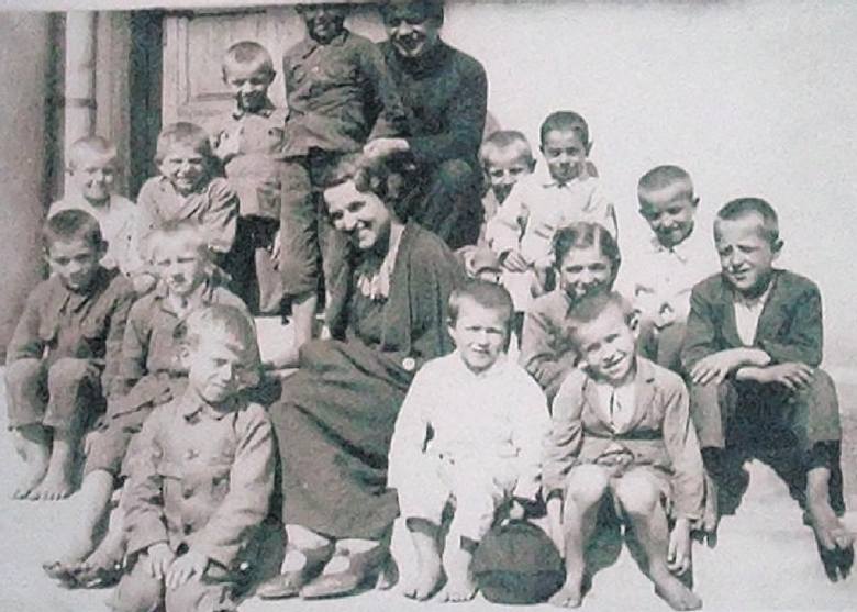 Dzieci uwielbiały nauczycielkę Lisównę. Do księdza Macieja Sieńki też miały wielki szacunek.