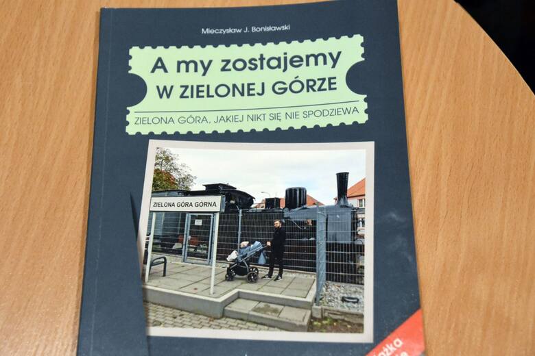 Mieczysław J. Bonisławski prezentuje książkę pt. "A my zostajemy w Zielonej Górze"