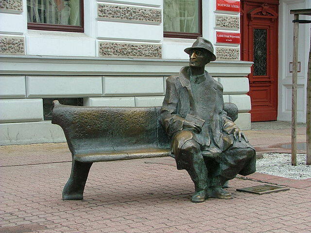 Tak wygląda ławeczka Tuwima, która znajduje się w Łodzi.