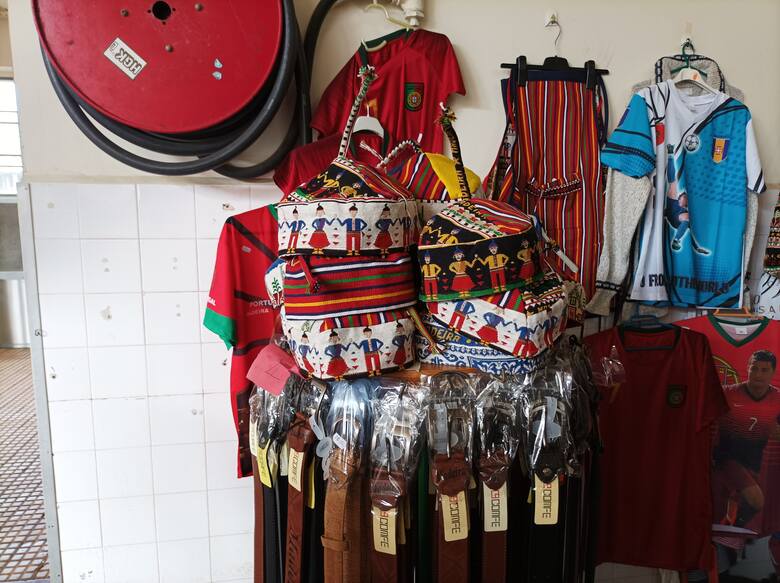 Na Mercado dos Lavradores można też kupić pamiątki: wyroby z korka, skóry i wełny, tradycyjne maderskie nakrycia głowy, mieszadła do ponczy i magnesy